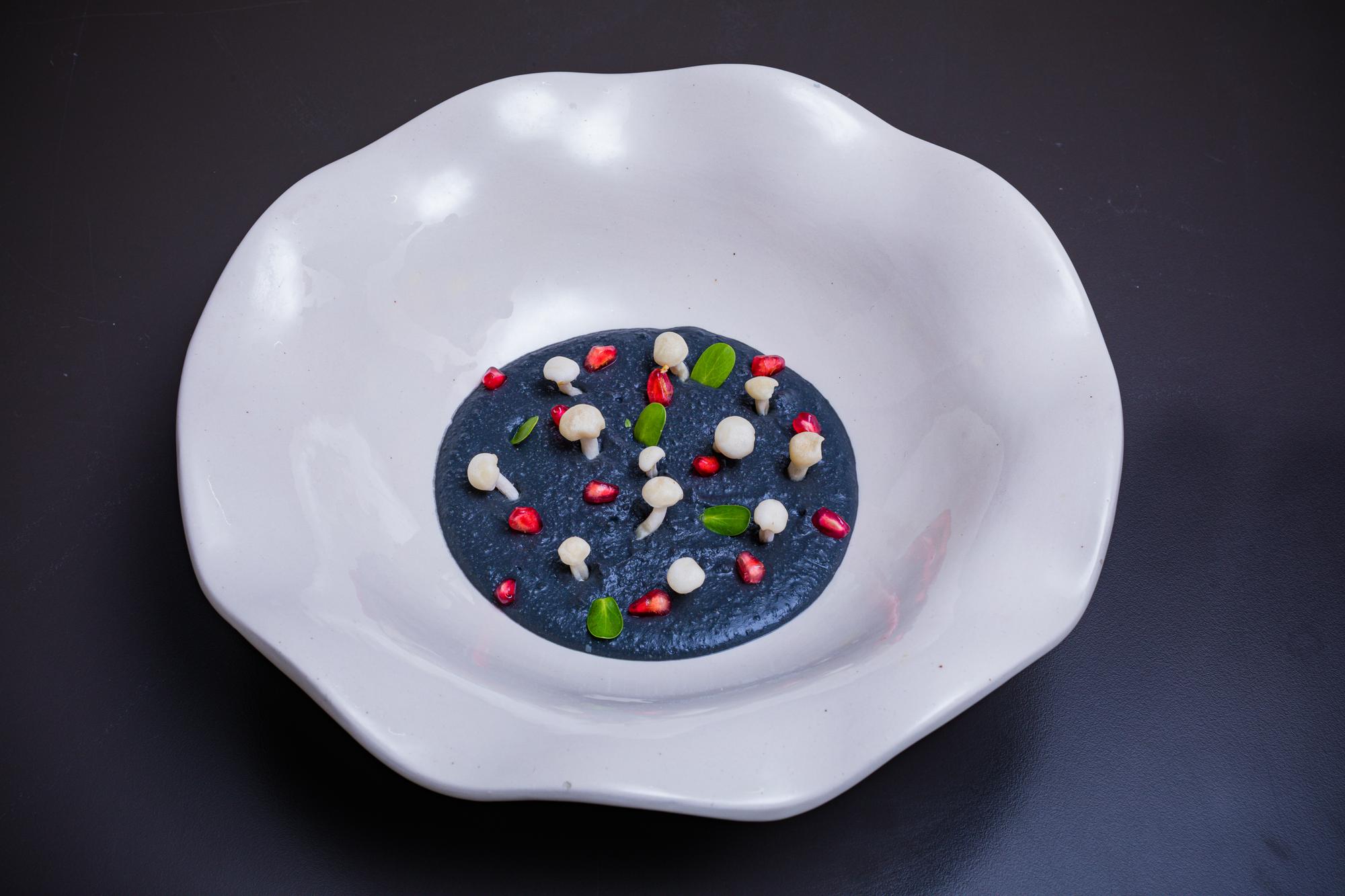 Porcja gotowego dania w ceramicznym talerzu